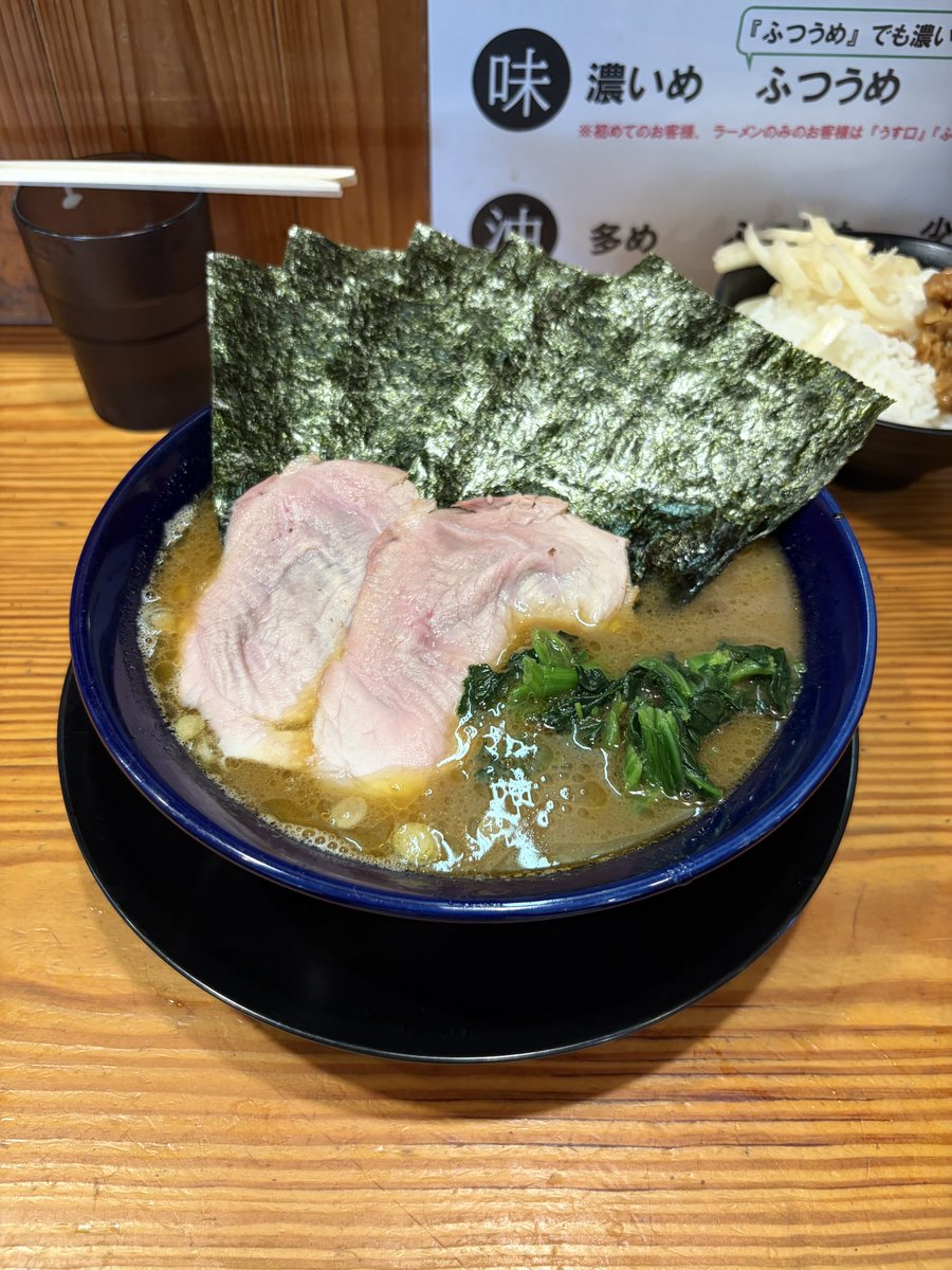 YASETABE1's tweet photo. ▼横浜家系ラーメン 伯耆家
鳥取で食べられる本流家系。とらきち家直伝。ゼラチン感の強い濃厚なスープ。動物系の風味が入り、中盤は豚骨を炊いた重厚感と乳化感が膨らむ。後味は鶏の甘旨味が残り、塩味も感じながら丸い着地。重層感よりは、豚骨の厚みと鶏の丸さが印象的でした。ご馳走様でした！ https://t.co/FmJIGgaAgh