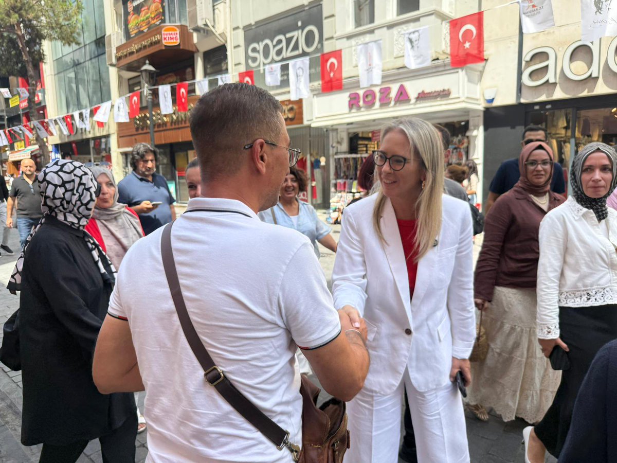 CeydaBC35's tweet photo. 📍Karşıyaka Çarşısı’nda esnafımız ve vatandaşlarımızla kucaklaştık. 

Esnafımızın bereketi, Karşıyaka’mızın ve İzmir’imizin gücüdür. Sıcak sohbetleri ve güler yüzleri için her bir hemşehrime yürekten teşekkür ederim.🙋🏼‍♀️ https://t.co/tnZUEOgvAO