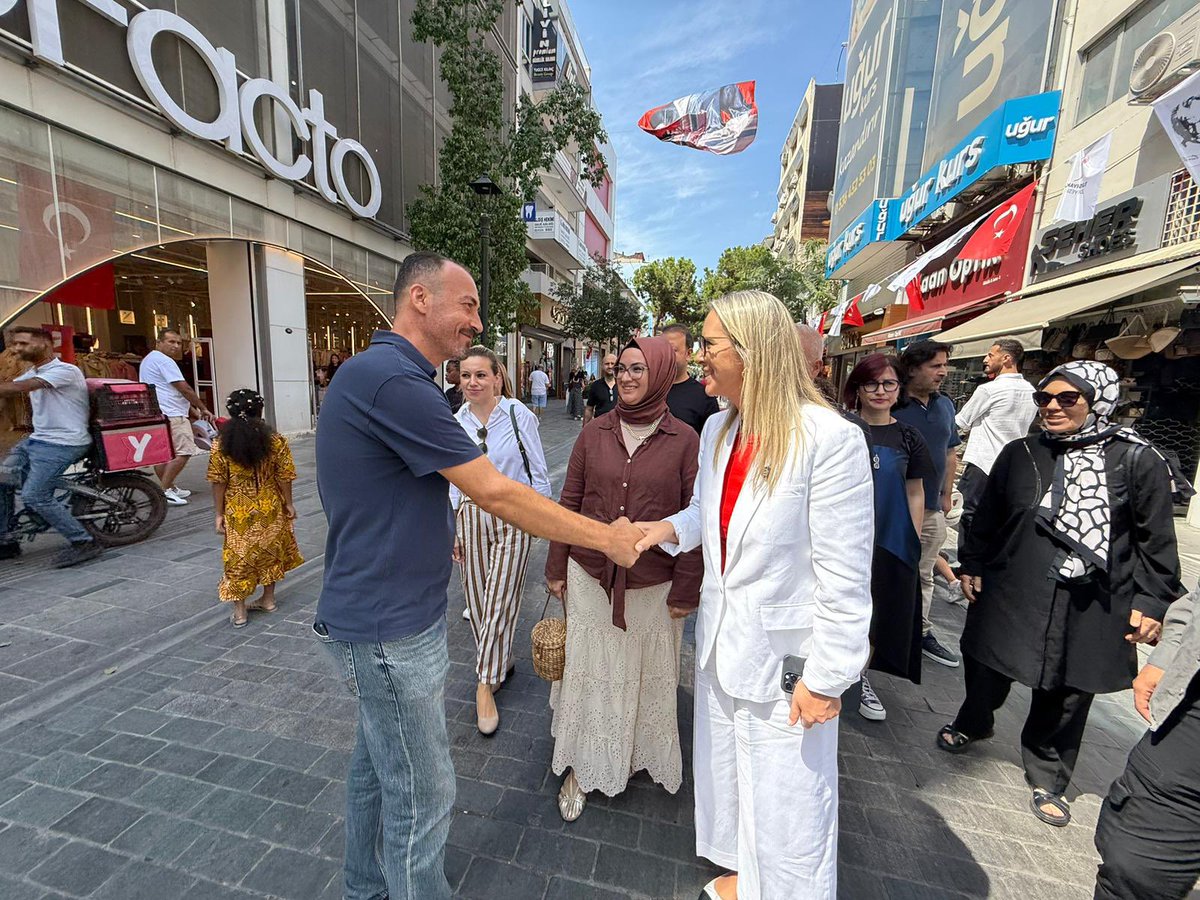 CeydaBC35's tweet photo. 📍Karşıyaka Çarşısı’nda esnafımız ve vatandaşlarımızla kucaklaştık. 

Esnafımızın bereketi, Karşıyaka’mızın ve İzmir’imizin gücüdür. Sıcak sohbetleri ve güler yüzleri için her bir hemşehrime yürekten teşekkür ederim.🙋🏼‍♀️ https://t.co/tnZUEOgvAO