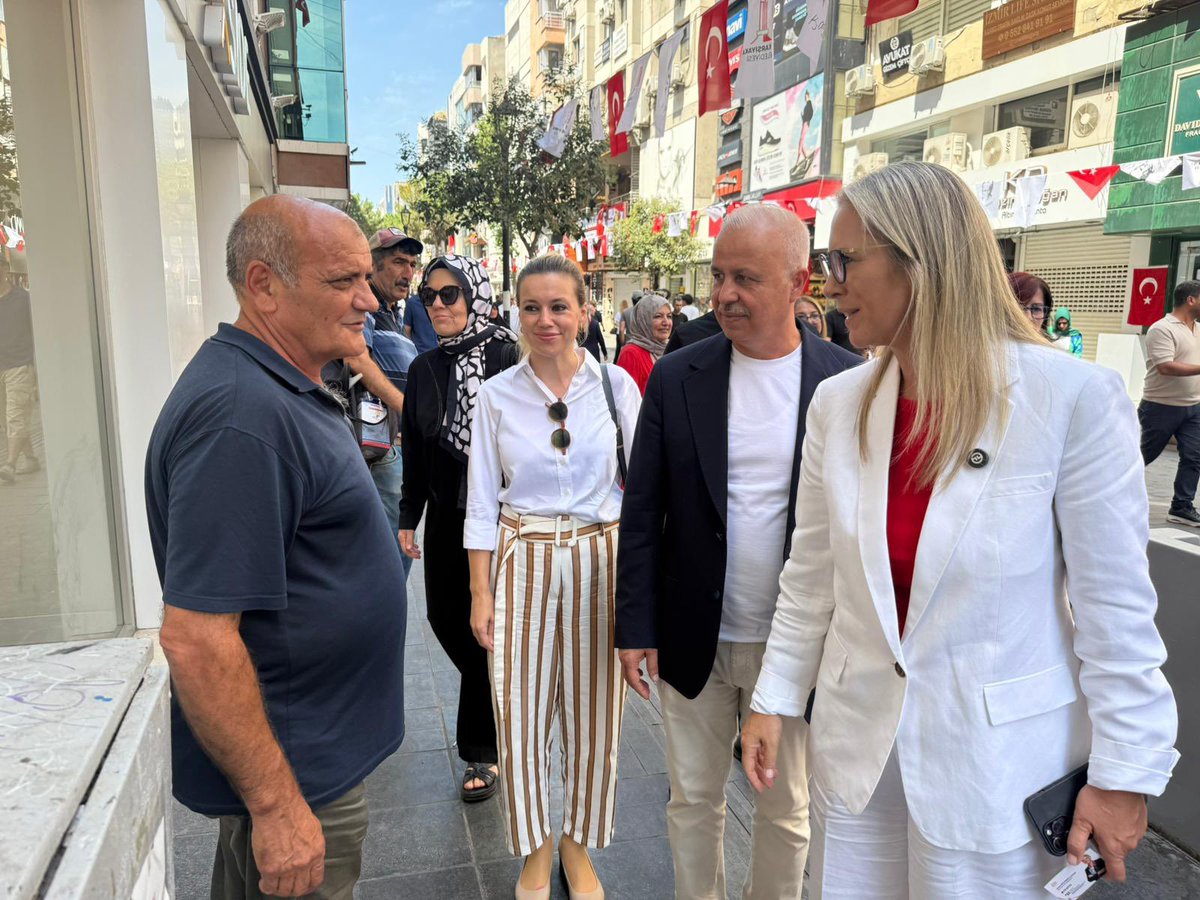 CeydaBC35's tweet photo. 📍Karşıyaka Çarşısı’nda esnafımız ve vatandaşlarımızla kucaklaştık. 

Esnafımızın bereketi, Karşıyaka’mızın ve İzmir’imizin gücüdür. Sıcak sohbetleri ve güler yüzleri için her bir hemşehrime yürekten teşekkür ederim.🙋🏼‍♀️ https://t.co/tnZUEOgvAO