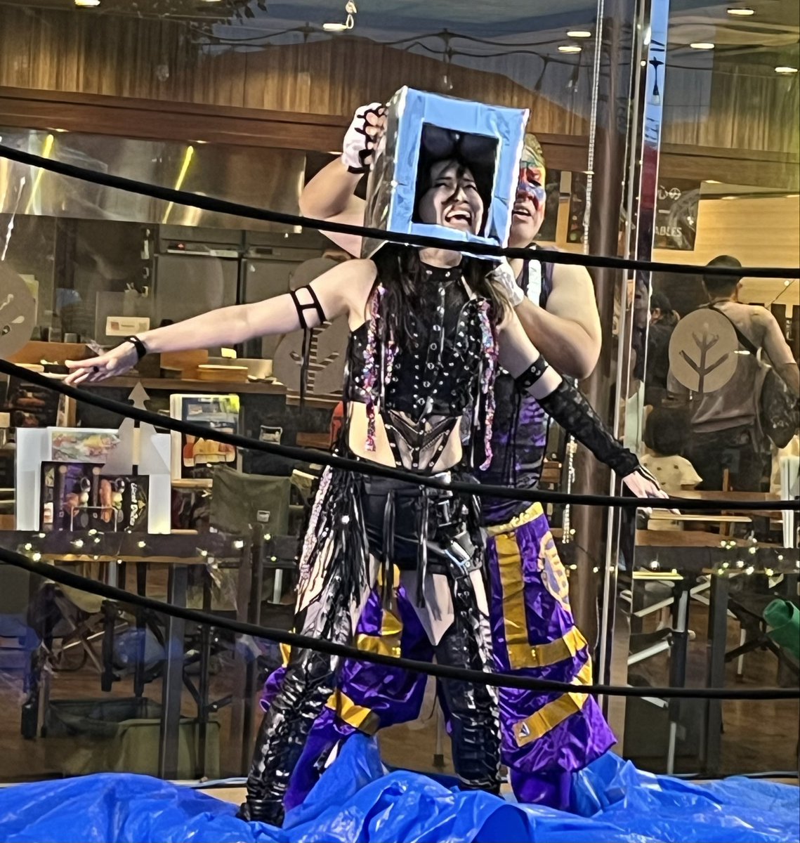 G0TeMN2sgM19506's tweet photo. 東大和の高架下が熱くなる！
夜市の美味しい匂いに誘われて！
人が集まる。
笑い声が響く。.....しかし
その先には、なんとリングがある！
笑いあり。涙あり。そしてたまに筋肉痛
そうです。SUGAMOプロレス出陣
大人が本気で遊ぶプロレスだから！
そして、この熱気後楽園ホールへ続く
#SUGAMO https://t.co/hC4z3CCMY6