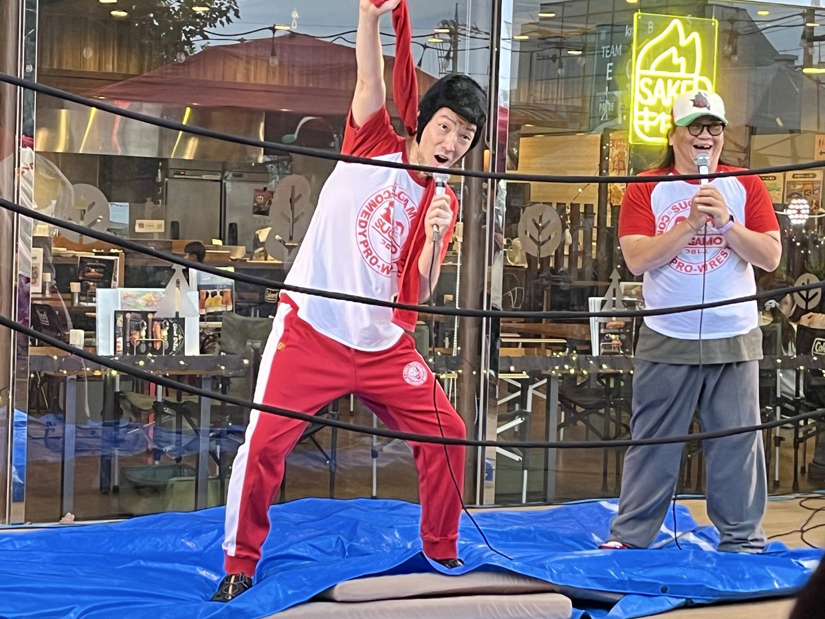 G0TeMN2sgM19506's tweet photo. 東大和の高架下が熱くなる！
夜市の美味しい匂いに誘われて！
人が集まる。
笑い声が響く。.....しかし
その先には、なんとリングがある！
笑いあり。涙あり。そしてたまに筋肉痛
そうです。SUGAMOプロレス出陣
大人が本気で遊ぶプロレスだから！
そして、この熱気後楽園ホールへ続く
#SUGAMO https://t.co/hC4z3CCMY6