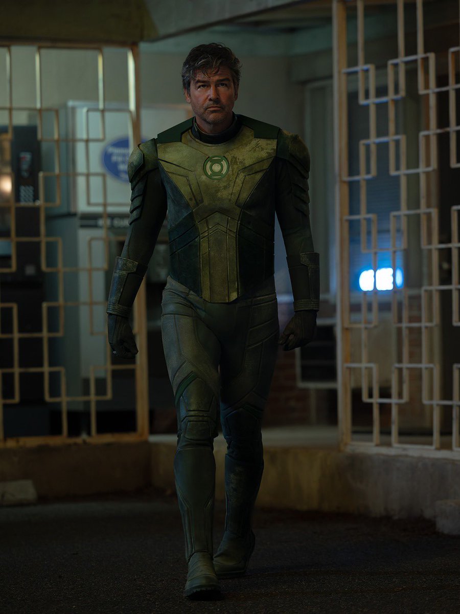 DCUBrief's tweet photo. They finally showed us the Green Lantern suit in full https://t.co/DSN1CqgofW