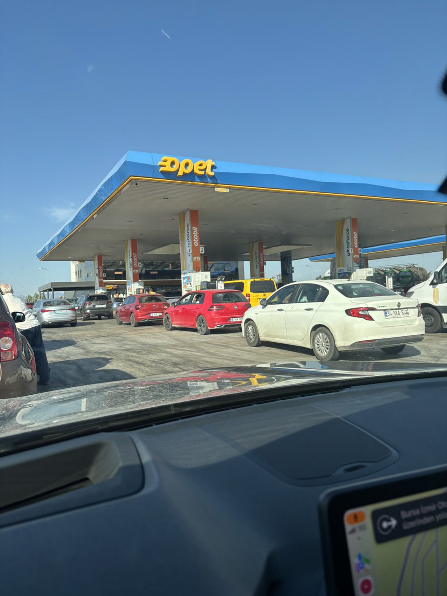 TeslaClubTurkey's tweet photo. Şarj kuyruğunda beklemeye devam 🤡 https://t.co/vUVwk4xHeP