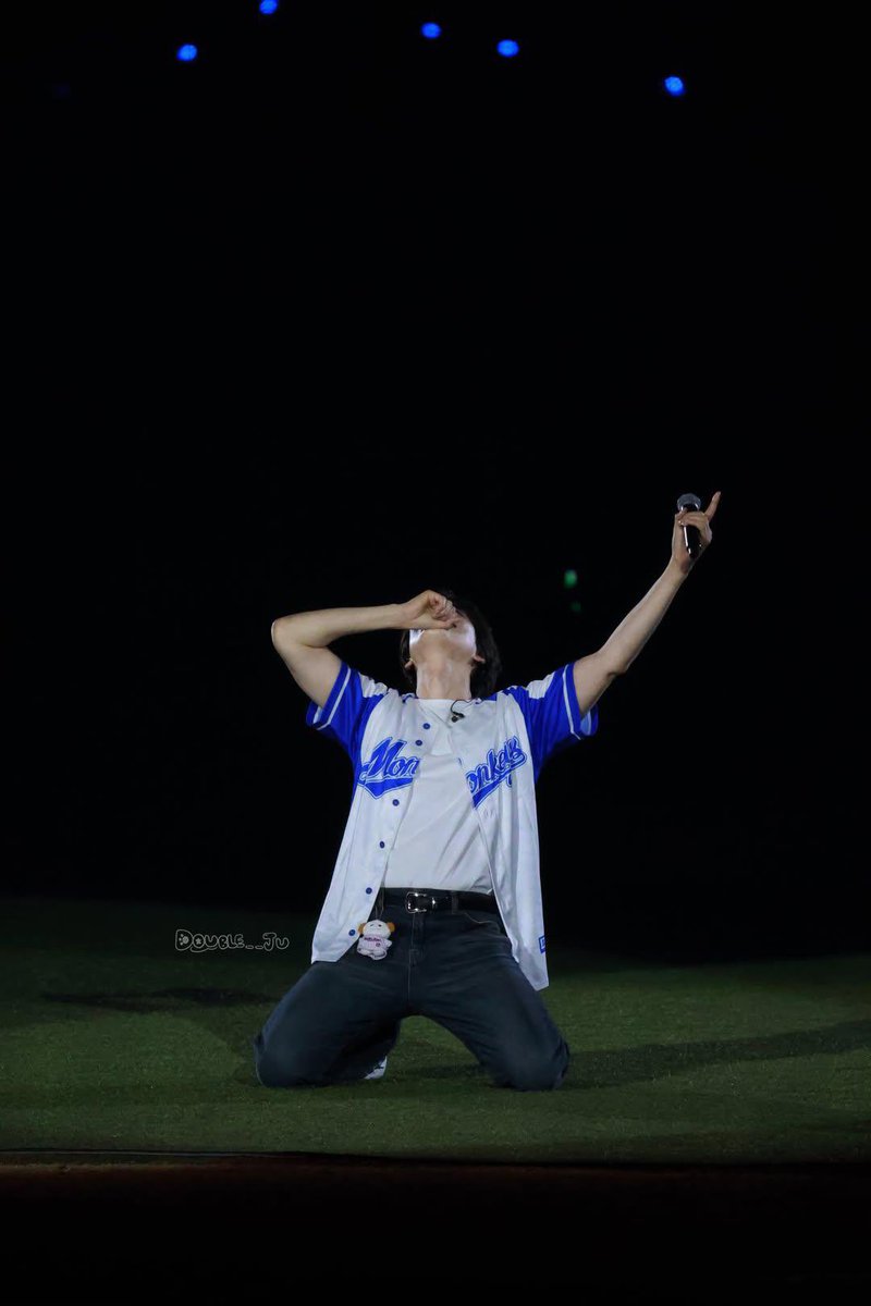 sjpopbase's tweet photo. KYUHYUN knows he’s the star of the show performing at the SINGDOME post-match event today at Taipei Dome. https://t.co/uZ1PedrmJy