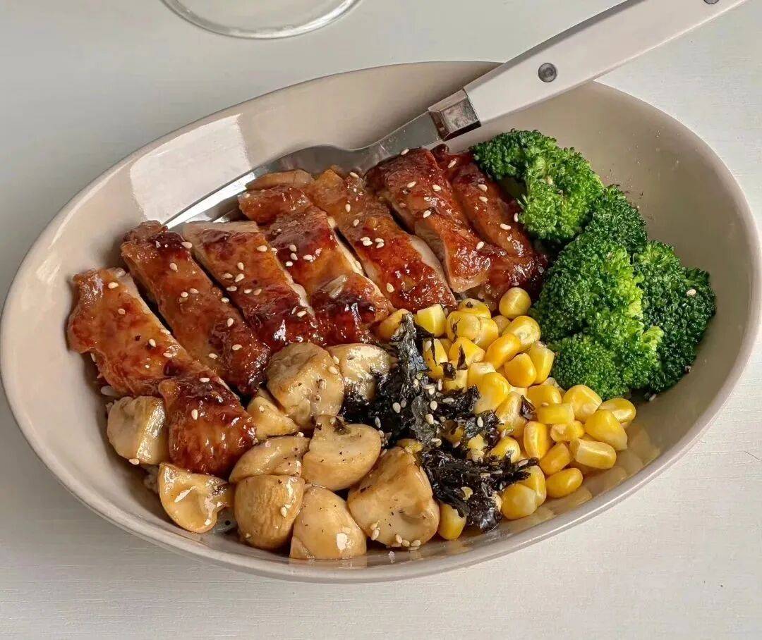 FlyGuy76's tweet photo. Quick u0026 tasty fat-loss meal: grilled chicken breast + roasted broccoli + quinoa, packed with protein and fiber to keep you full! https://t.co/xnlfNwDfEH