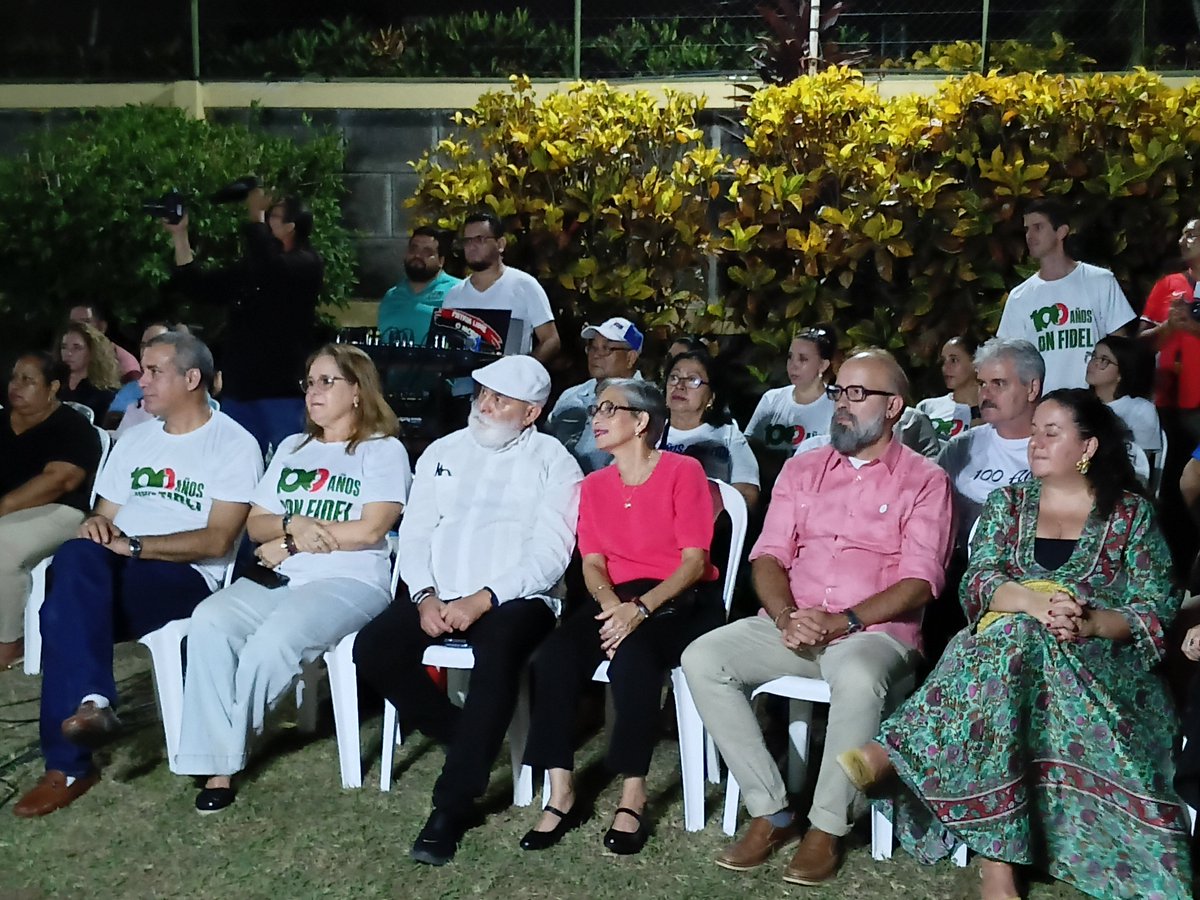 embacubanic's tweet photo. Música, poesía y soberanía se entrelazaron en Acto Político Cultural para homenajear a #FidelPorSiempre en su centenario. La trova, el punto cubano y expresiones folclóricas unieron a cubanos y nicaragüenses en una sola voz de resistencia y solidaridad con la Isla. https://t.co/eXsOF5F4cr