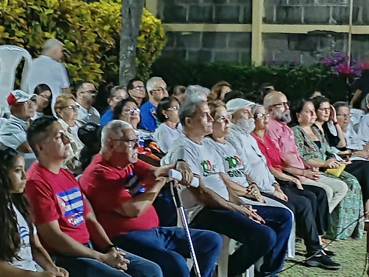 embacubanic's tweet photo. Música, poesía y soberanía se entrelazaron en Acto Político Cultural para homenajear a #FidelPorSiempre en su centenario. La trova, el punto cubano y expresiones folclóricas unieron a cubanos y nicaragüenses en una sola voz de resistencia y solidaridad con la Isla. https://t.co/eXsOF5F4cr
