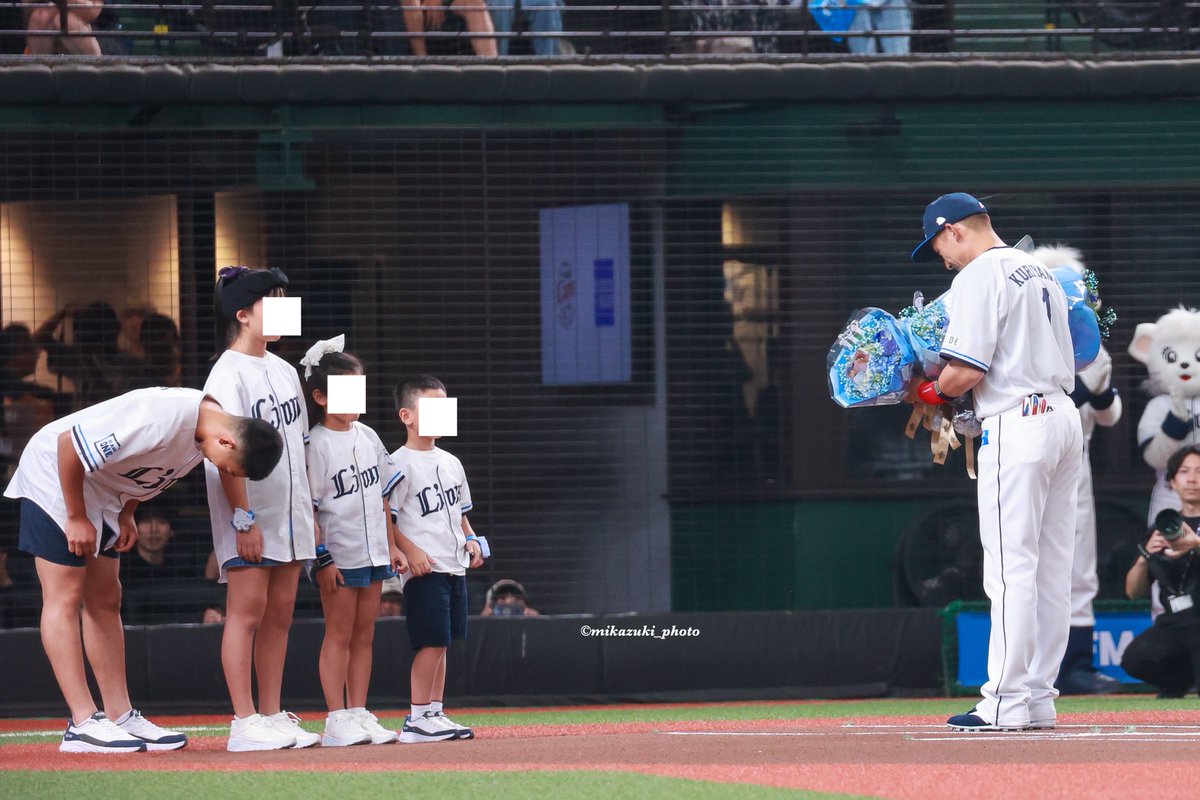 mikazuki_photo's tweet photo. 試合前に栗山さんの4名のお子様たちからの花束贈呈💐試合前にやるのは新鮮。 https://t.co/cHs91MYo2W