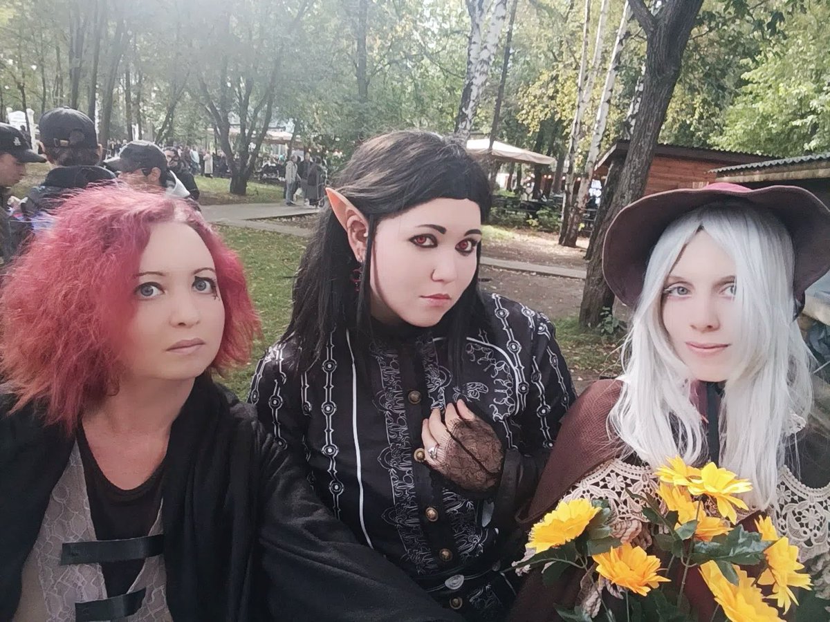 RalynCoyote's tweet photo. I love the absolute chaos of multifandoms! 🖤
It was so great to see every one of you
I need to rest after the fests and get back to the drawing deadlines.

The Doll @RalynCoyote 
Cazador Szarr @vampikslay 
Melina @soniaabelmont https://t.co/b2PuUZiw56