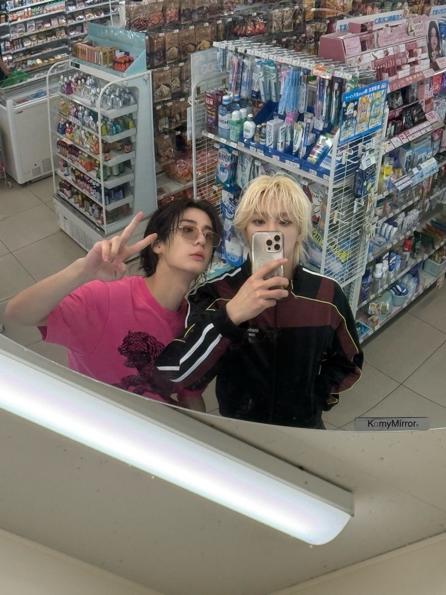 leeeehan_luv's tweet photo. コンビニにこんなイケメンいる可能性あるならもうパジャマで行けない
てかTシャツ可愛い蛍光ピンクじゃん https://t.co/Yi65jpGmqN