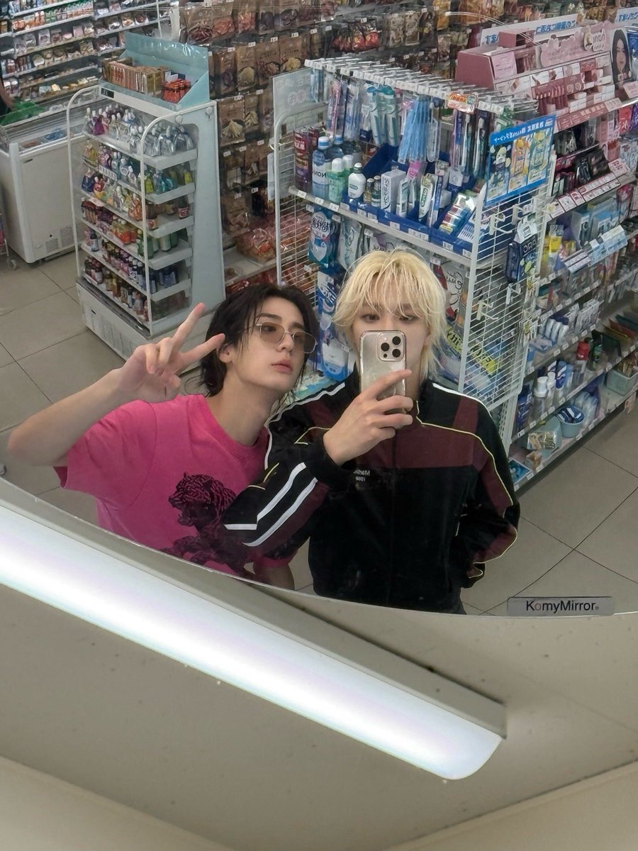te10n_ten's tweet photo. サークルのお酒買い出しお兄さん。w/ ﾁｬﾗお https://t.co/fyWP94EGig