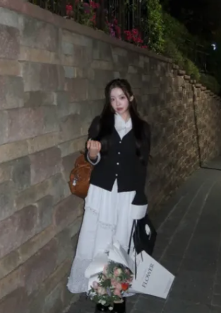 247blanc's tweet photo. 환연4 곽민경이 그냥 부러운 이유

몇달전 곽민경 생일에 샤넬백 
선물해줘서 난리난적 있었음 ㅋㅋ

부러운건 그냥 명품 선물이 아니라
평소 했던말을 실제로 보여줬다는거..

'내가 너 백화점 VIP 만들어줄수 있잖아'
샤넬백 하나로 예고편 만들어준듯

백화점 VIP는 대체 어떤 느낌일까 😱😱 https://t.co/yrKTIAIveT