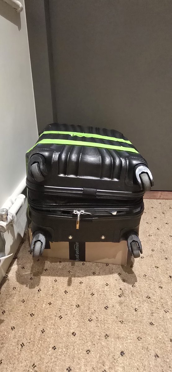 MiluTouron's tweet photo. ¿Me sigue afirmando que no se van a hacer cargo? ¿Cómo es posible que hayan abierto el caso entonces? ¿Y quién se hace cargo del estado en que me entregaron la valija y de todo lo que me falta? @vueling @FlyWithLEVEL @Iberia https://t.co/wAS3d7PnAL