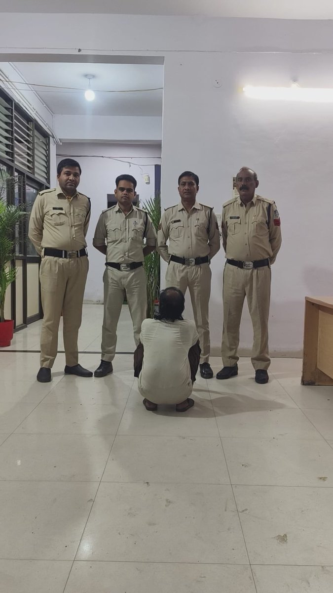 SPSagarmp's tweet photo. 🚔 24 साल से फरार स्थायी वारंटी गिरफ्तार
खुरई शहर पुलिस ने वर्ष 2002 से फरार चल रहे स्थायी वारंटी मुबारिक पिता जब्बार कुरैशी को गिरफ्तार किया। आरोपी के विरुद्ध धारा 11/26 पशु क्रूरता निवारण अधिनियम के तहत प्रकरण दर्ज था और न्यायालय से स्थायी वारंट जारी था।
#SagarPolice #mppolice https://t.co/8Byr9OvhSM