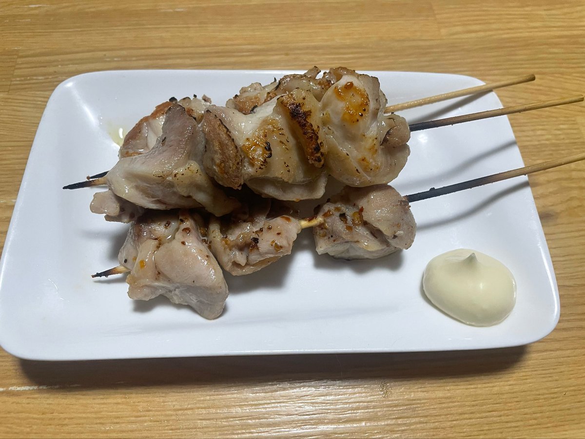 f_knight's tweet photo. おうちやきとりなかなか良いな。
フライパンで作った割には美味い(・∀・)
#おうちごはん　#おうちやきとり https://t.co/xOb65xim6Y