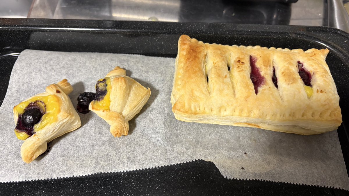 usakawa's tweet photo. 一個膨らみすぎてるがそれっぽいのも出来た
なお全部ブルーベリーカスタードパイ https://t.co/7FmMjZ8osG