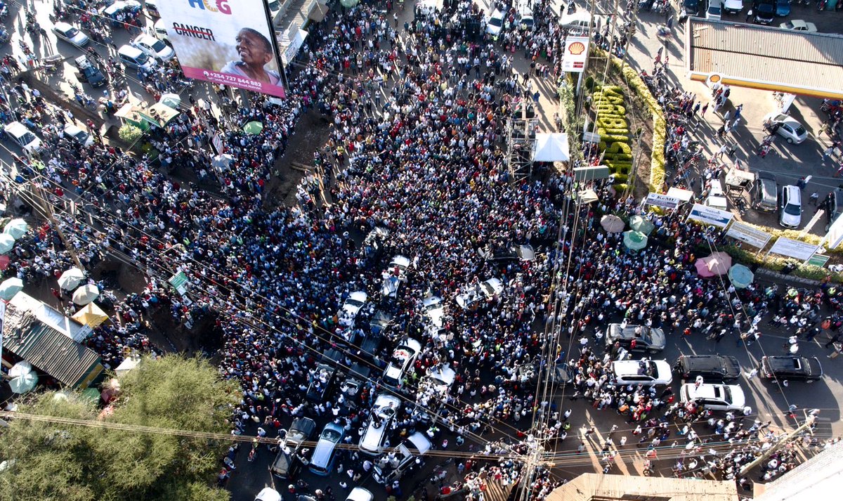 edwinsifuna's tweet photo. 📌Makutano, Meru town. Kuna watu bado wanafikiri teargas inaeza maliza mkutano😁😁 shenzi sana https://t.co/nTzB6atUw1