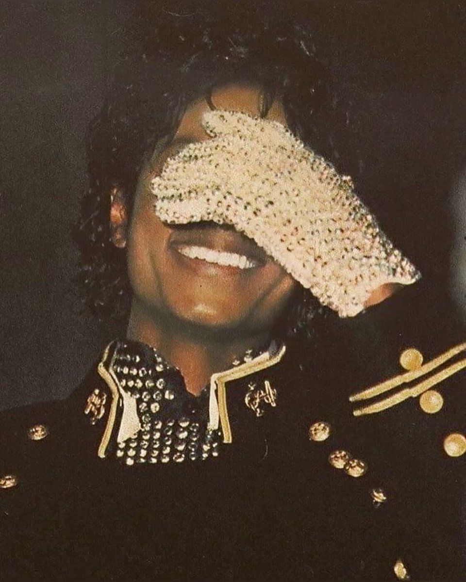 sz2wloss's tweet photo. when i see a tiktok account with this pfp and the display name “🍎APPLEHEAD🍎” i know they’re about to post the stupidest shit about MJ https://t.co/mvjSlbVBH8