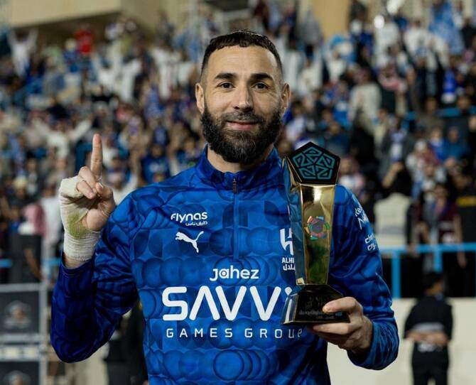 GoalsXtra's tweet photo. 🚨𝗕𝗥𝗘𝗔𝗞𝗜𝗡𝗚: KARIM BENZEMA IS LEAVING AL HILAL.

ℹ️ @diarioas 

However, he isn't thinking about retiring just yet! https://t.co/yLgdcsdCVM