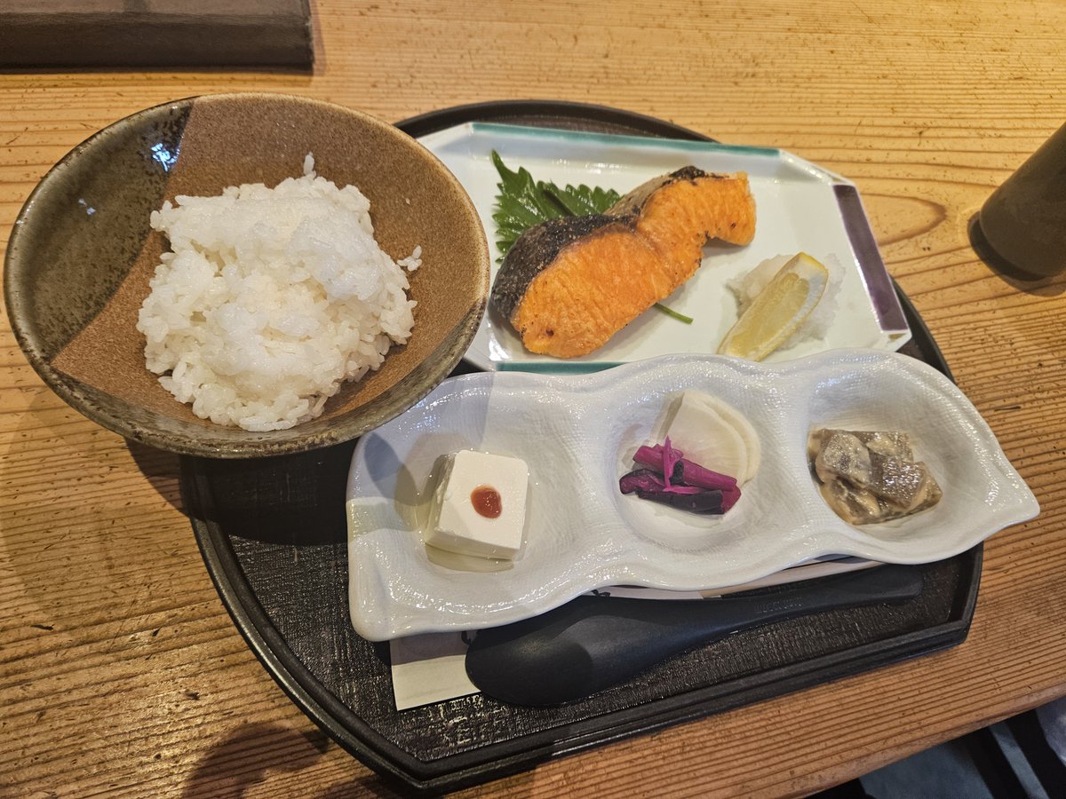 iHo_Hue's tweet photo. 내가 생성구이를 돈주고 사먹다니...근데 겁나 맛났음 가게에서 오챠즈케하라고 드거운 육수도 줬는데 그냥 녹차물이 아니라 멸치? 같은 해산물로 우려낸 녹차물로 줘서 완전 맛났음...���고 라멘 맵���는 신라면 보다 살짝 매운 맛 교자도 있었는데 안시켰다...따흐흑 https://t.co/pnnuNh3Aeo
