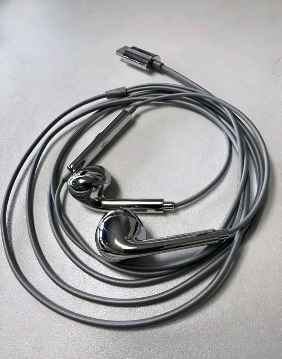 neyraalv's tweet photo. nemuin hidden gem headset chrome silver pas lagi scroll scroll shopee, pastinya bakal nyaman banget ini dipakai nya 😭😭🤍 https://t.co/4k8LEEuQhe