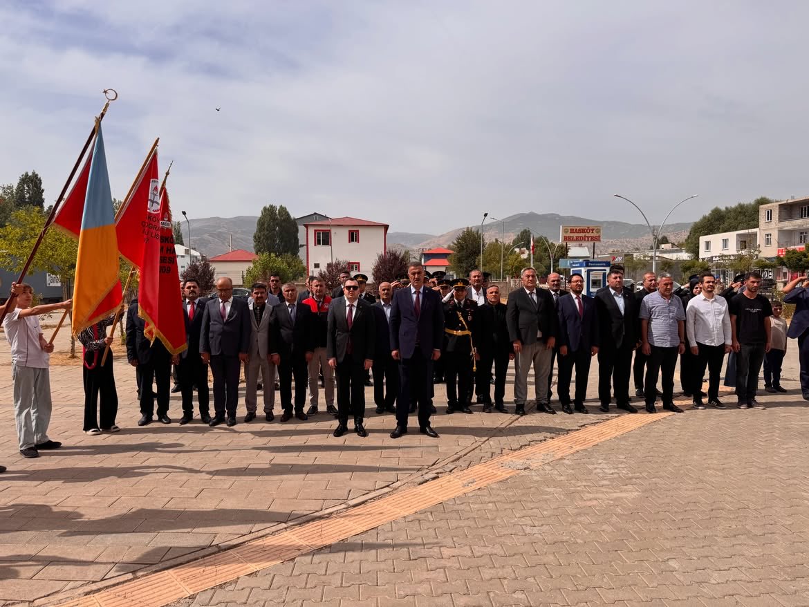 GSB_HaskoyGm's tweet photo. 🇹🇷 30 Ağustos Zafer Bayramı Kutlu Olsun! 🇹🇷

30 Ağustos Zafer Bayramı’nın 104. yıl dönümü münasebetiyle düzenlenen Çelenk Sunma Töreni’nde, Hasköy Gençlik Merkezi olarak programdaki yerimizi aldık.

#gsbgm https://t.co/OzNLSeESWT