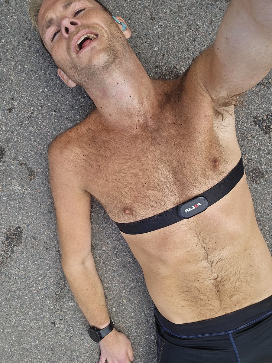 Et_smartere_liv's tweet photo. Final Boss done 👹✔️

35 km med innlagt #halvmaraton på 1:29:39.

Ikke helt dagen. Uforklarlig seig og daff. 𝑵𝒖𝒍𝒍 spark. Alphafly-ene føltes som støvler 🥾🥾

Ferdig snart? Ferdig snart? 

Masse krangling med 👺øreproppene 🤬 
Kosta masse puls og rytme.
Halv lyd i én propp fra 7 km og ut 😡

Ja, ja. Fullføre. Greit å teste seg under dårlige forhold også. 

Ble fluefanger. Lå litt på asfalten etterpå.

Nuvel. Final Boss done ✔️ 114 km på uka.

Pizza til middag 🍕 Og 1 øl eller 2.