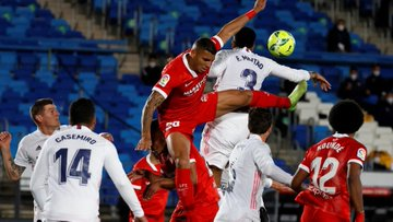 cabaislois's tweet photo. Hoy no pita penalti por una mano estando el jugador de espaldas, pero no olvidemos que Martínez Munuera sí pitó otra muy similar de Militão, al que le cayó el balón en el hombro en una jugada que nos costó una Liga. https://t.co/JgpYR5Mkiz