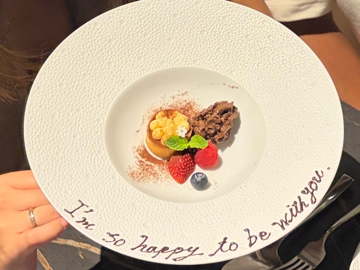 a_t_s_02's tweet photo. 先日結婚3年目を迎えました。
夜景の見えるレストランで美味しいご飯と共にベロッベロに酔いました笑

なにより嬉しかったのが
「記念日のお祝いなんかじゃ足りないくらい、いつも頑張ってくれてありがとう」
と言われたのに涙が止まりませんでした
これからも頑張れます💪
携帯無くすの気をつけます笑 https://t.co/CMXqAA8Qgc