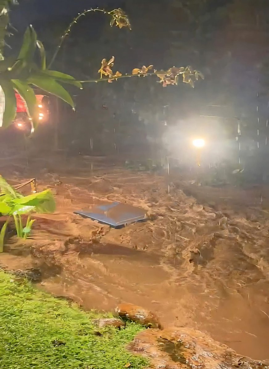 js100radio's tweet photo. ⚠️🌧️ อัปเดตน้ำป่าชะอม! อพยพนักท่องเที่ยวออกจากรีสอร์ทแล้ว พักคอยที่ทำการผู้ใหญ่บ้าน ม.9
.
(30 ส.ค. 69) จากกรณีฝนตกหนักในพื้นที่จังหวัดสระบุรี ส่งผลให้เกิดน้ำป่าไหลหลากบริเวณ หมู่ที่ 9 ตำบลชะอม อำเภอแก่งคอย จังหวัดสระบุรี โดยก่อนหน้านี้มีนักท่องเที่ยวที่พักอยู่ภายในรีสอร์ทแห่งหนึ่งรายงานว่า มวลน้ำไหลผ่านบริเวณที่พักอย่างรุนแรง ทำให้ไม่สามารถเดินทางออกจากพื้นที่ได้ในช่วงเวลาดังกล่าว
.
ล่าสุด สำนักงานป้องกันและบรรเทาสาธารณภัยจังหวัดสระบุรี (ปภ.สระบุรี) แจ้งว่า ได้รับแจ้งเหตุผ่าน สายด่วนนิรภัย 1784 ก่อนประสานอำเภอแก่งคอยเข้าตรวจสอบและให้ความช่วยเหลือ
.
ขณะนี้ ผู้ใหญ่บ้านหมู่ที่ 9 ได้ดำเนินการอพยพนักท่องเที่ยวออกจากพื้นที่เสี่ยงเรียบร้อยแล้ว โดยนำมาพักคอยที่ทำการผู้ใหญ่บ้านเพื่อความปลอดภัย ระหว่างรอระดับน้ำลดลงและสถานการณ์คลี่คลาย
.
ด้านอำเภอแก่งคอยได้จัดเตรียมกำลัง พร้อมประสาน กำนัน ผู้ใหญ่บ้าน และเจ้าหน้าที่ในพื้นที่ เฝ้าติดตามสถานการณ์อย่างใกล้ชิด เพื่อเตรียมพร้อมให้ความช่วยเหลือประชาชนหากสถานการณ์มีความรุนแรงเพิ่มขึ้น
.
ขอให้ประชาชนและนักท่องเที่ยวในพื้นที่ ต.ชะอม อ.แก่งคอย โดยเฉพาะบริเวณเชิงเขา ลำห้วย และพื้นที่ลุ่มต่ำ เพิ่มความระมัดระวังและติดตามประกาศจากทางราชการอย่างใกล้ชิดในคืนนี้

(Cr.ข่าวสระบุรี)