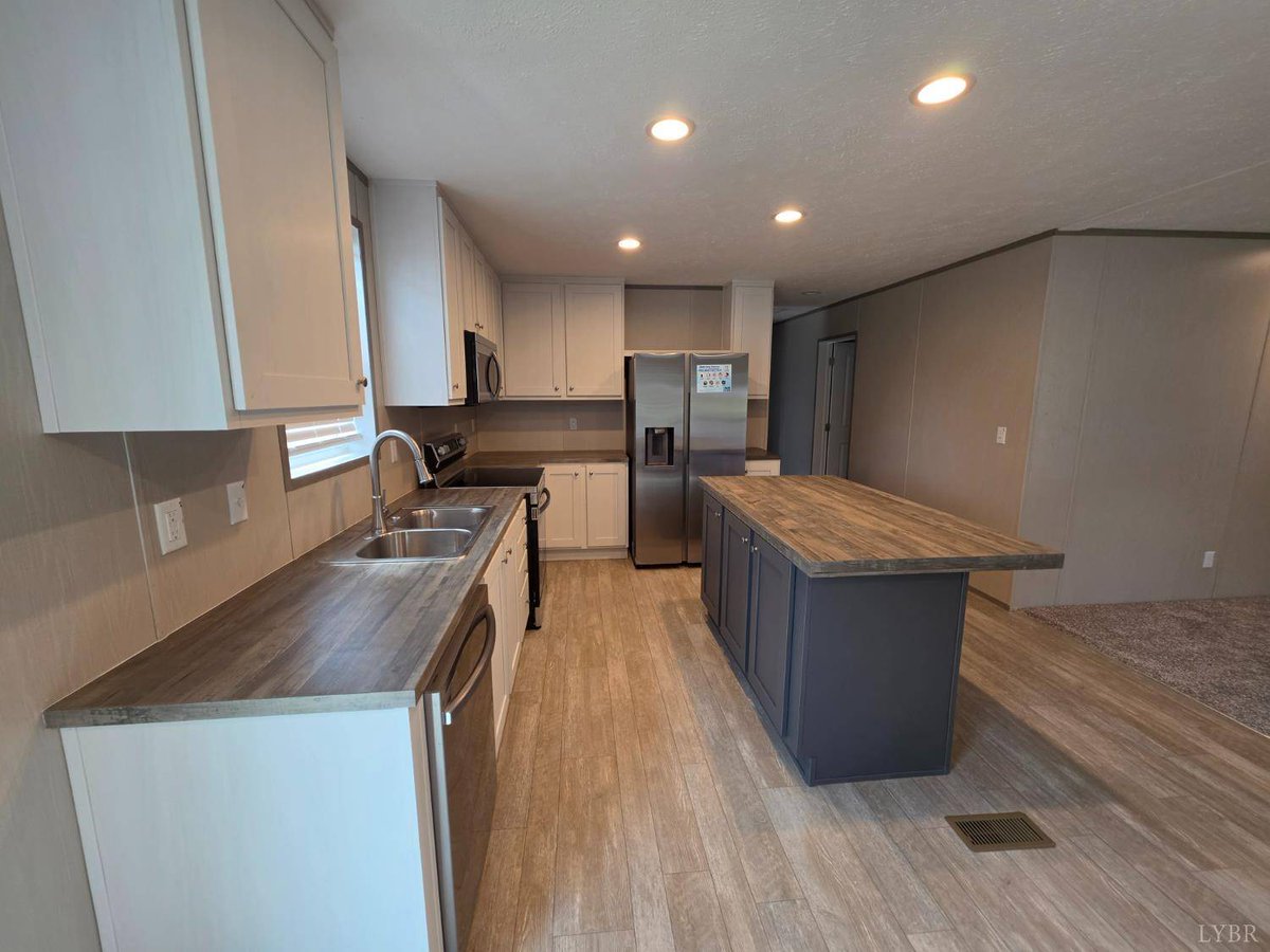 skypacotteam's tweet photo. 2519 Shingle Block RD, Bedford, VA 24523 just hit the market!
Take a look at this awesome space: https://t.co/pVikxMIVeQ https://t.co/eSK1ki8bIO