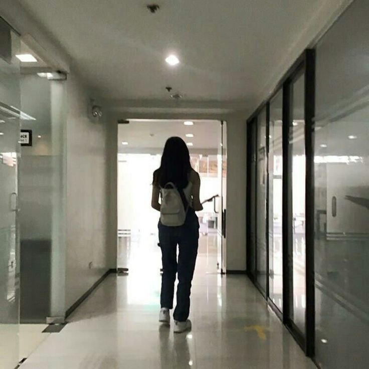 flwrliras's tweet photo. watched her turn the wrong way. . .look at my friends we are not graduating . @merciamooni https://t.co/9i7wC8s97a