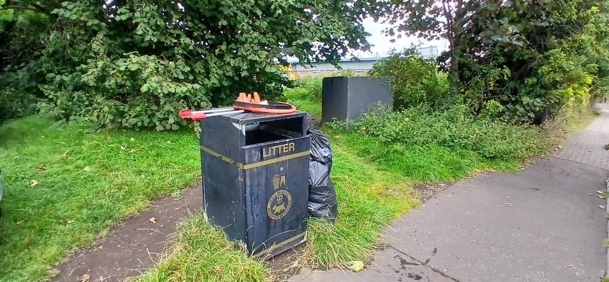 AlistairFergu11's tweet photo. Quick pick this afternoon around castle rock. 2 bags from the drinking dens. #litterpicking #litterfree #ReportingLitter #keepbritaintidy #LeaveNoTrace #KeepScotlandtidy
#SpringCleanScotland #Litter
#Dumbdumpers
#KeepScotlandBeautiful
#WDCouncil #bigclydecleanup #greentangerine https://t.co/I9I30Y24mP
