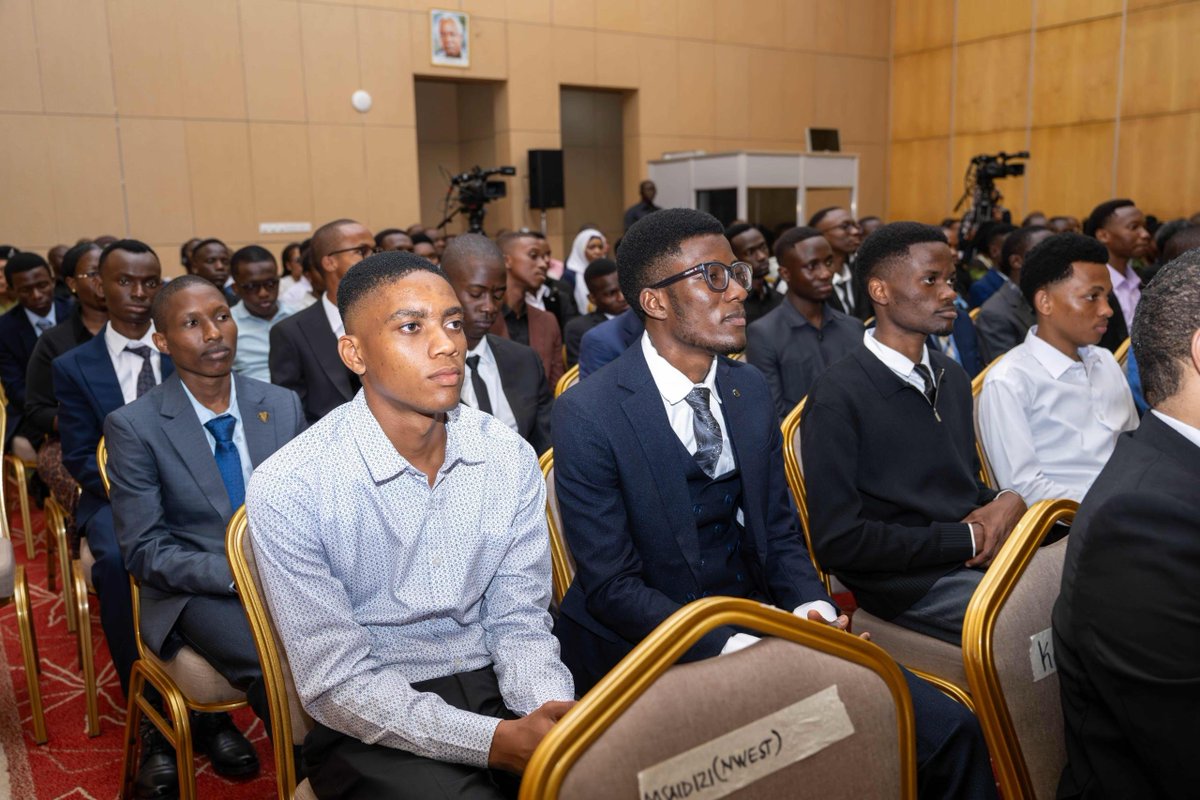 SuluhuSamia's tweet photo. Ikulu, jijini Dar es Salaam, baada ya kazi nimepata wasaa wa kukutana, kuzungumza na kuwaaga wanafunzi 44 wanaonufaika na Ufadhili wa Samia Scholarship Extended katika Sayansi ya Data, Akili Unde (Artificial Intelligence) na Sayansi Shirikishi, wanaokwenda masomoni nchini Ireland na Urusi.

Katika nasaha zangu kwao, nimewakumbusha ujumbe wa Baba wa Taifa, Hayati Mwalimu Julius Nyerere, kuwa wale wenye bahati ya kupata elimu wana wajibu wa kulipa jasho ambalo wengine wamejitolea ili wao wasome. Ni sawa na mtu aliyepewa chakula chote cha kijiji ili apate nguvu za kwenda mbali kuwaletea nduguze chakula.

Ninawatakia kila la kheri.