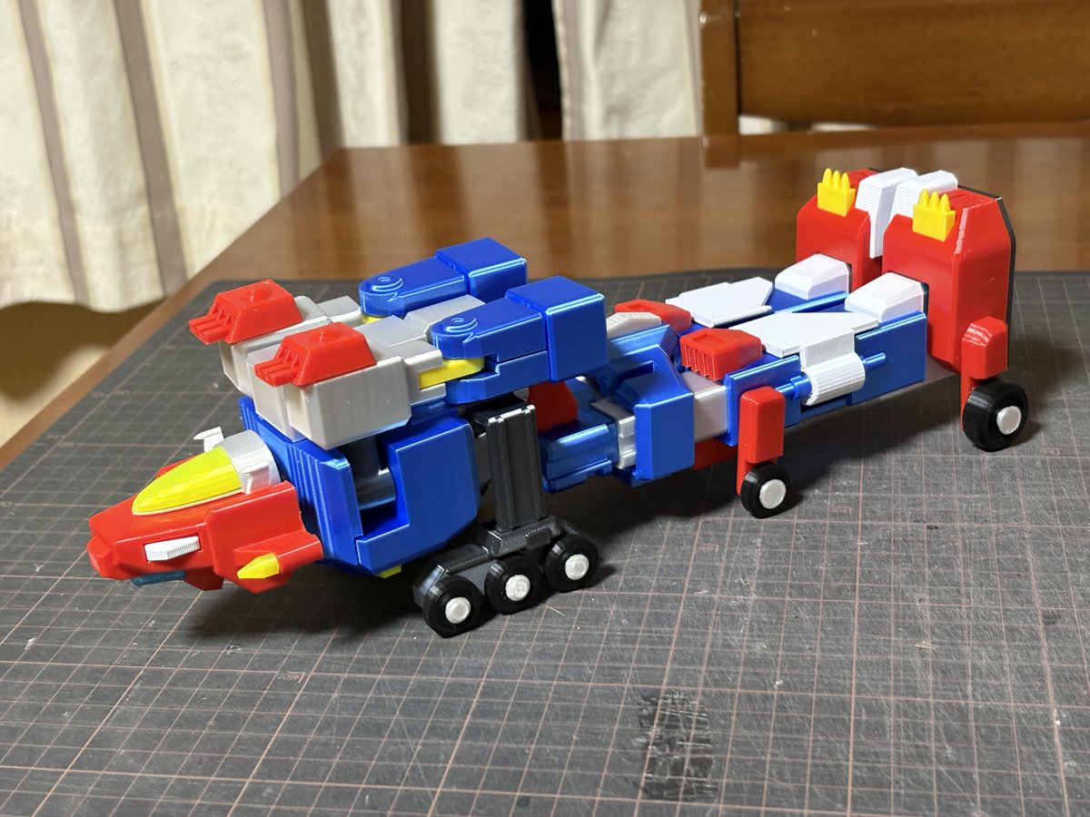 macleod1997's tweet photo. 遂に完成！全高30cmのビッグサイズ
超電撃マシーン バトルロボダー
二機のマシンが合体。ビッグトレーラー形態にチェンジするトリプルアクション！
いま君の手に！
明日の「怪獣とロボット」にてお披露目。そして受注？ https://t.co/E4RkX8eVd1