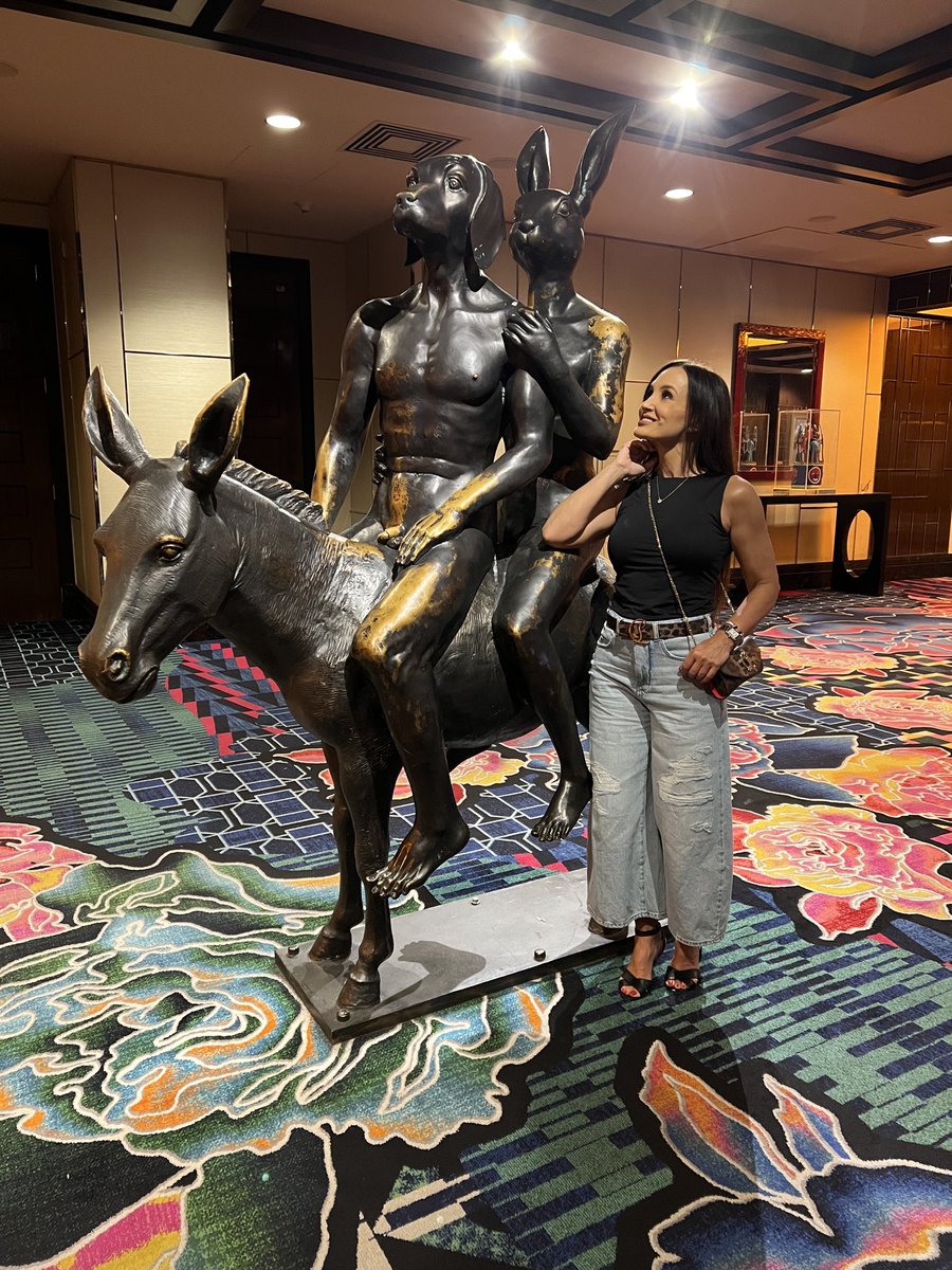 thereallisaann's tweet photo. Spotted last weekend in Vegas … another incredible @GillieandMarc masterpiece @Cosmopolitan_LV 🫶🏽 https://t.co/962NkWZjx0
