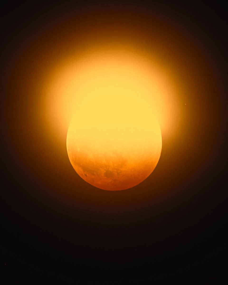 ivancastro's tweet photo. Agosto nos regaló dos eclipses en las fases opuestas de la Luna: en la Luna Nueva pudimos apreciar un Eclipse Total donde nuestro satélite puso su silueta para apagar al sol. En la Luna Llena, fue nuestro planeta Tierra el que oscureció a la luna y la pintó de rojo. ¡Qué bendición saber que nosotros también nos alineamos para observarles! Anoche, miles de personas estuvimos viendo al cielo. Me quedo con la voz de esa niña en San Pedro Yepocapa, Chimaltenango, que le dice a su familia “Salgan, hay un eclipse”, su grito da esperanza, en medio de tantas distracciones aún seguimos tomándonos el tiempo para reconocer que somos parte de algo más grande 🙌🏻.

Quiero dedicar estas fotografías a la memoria de @DavidRojasGt quien durante su vida nos inspiró a muchos a mirar al cielo y a los volcanes, hiciste falta hermano. 

Cámara: Sony a7rVI
Lente: Sony 600mm f4 GM
Trípode: Manfrotto 190 de @manfrotto_us 
Editadas en: Adobe Photoshop de @AdobeLat 

Muchas gracias: @nelomh a @cesarsantizo52 y a Marlon Santizo por compartir esta experiencia.

#eclipse #luna #mooneclipse #eclipselunar @sonylatin @sonyalpha