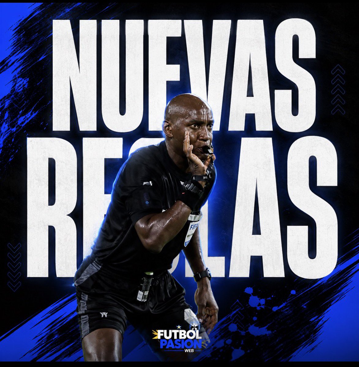FutbolPasionWeb's tweet photo. ¡ATENCIÓN, LIGA PRO!

Desde la Fecha 29, @LigaEcuabetec aplicará las mismas normas de juego del Mundial.

Más ritmo, menos pérdida de tiempo y un VAR con más alcance. 👇
📋 Esto es lo que cambia:

1️⃣ Quien incite a abandonar el terreno de juego será expulsado. 🟥

2️⃣ Saque de meta: 5 segundos. Tras una atajada, el arquero tiene 8 segundos. Si se pasa… córner para el rival. ⏱️🥅

3️⃣ Saque de banda: 5 segundos. Si no, el lateral pasa al contrario. ↔️

4️⃣ En las sustituciones, el jugador que sale tiene 10 segundos para abandonar la cancha. 🔄

5️⃣ Si un jugador es atendido por lesión, debe esperar mínimo 1 minuto para volver. 🩺

6️⃣ El VAR podrá revisar:
• Segundas amarillas
• Amonestaciones cuando el rival es el agresor
• Si realmente correspondía tiro de esquina 📺✅

7️⃣ La única regla que no se aplica igual es la expulsión por taparse la boca: queda a criterio del árbitro y del contexto de la agresión. 🗣️⚖️

⏳ Se acabó el “quemar minutos”.

¿Estás de acuerdo con estas reglas? Comenta 👇