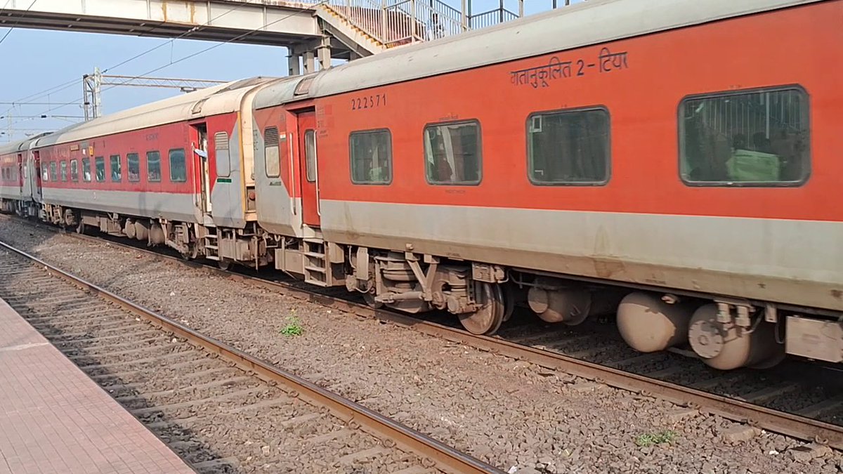 BJNN02's tweet photo. *JAMSHEDPUR NEWS :घाटशिला स्टेशन पर गीतांजलि और आजाद हिंद एक्सप्रेस के ठहराव को मंजूरी* #Ghatshila #IndianRailways #Jamshedpur #TrainUpdates
https://t.co/QwgsJof2A2 https://t.co/YQcNrdhgDP