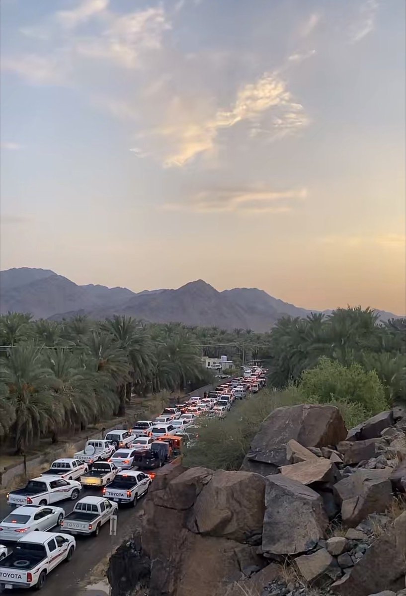 mebb1411's tweet photo. " رساله عاجلة للجهات ذات العلاقة "
ماحدث اليوم في قرية الفرع بمحافظة العيص من ازدحام مروري شديد بسبب الامطار التي هطلت على القرية ،كما توضح الصور، أدى إلى توقف الطريق لساعات طويلة منذ الساعة 4 عصرًا وحتى الساعة 8 مساءً تقريباً،بسبب عدم وجود مسار واضح لحركة المركبات مما أدى إلى تداخل الرائح والجاي مع بعض وتوقفت حركة السير .
هذا الوضع تسبب في تعطيل مصالح أهالي القرية، وتأخر عدد من الموظفين عن أعمالهم، كما أن بعض الحالات الطارئة والمرضى لم يتمكنوا من الوصول إلى مستشفى العيص العام في الوقت المناسب، وهو أمر قد يشكل خطرًا على حياة المرضى.
نأمل من الجهات المختصة وضع حلول عاجلة لتنظيم الحركة وفتح مسارات واضحة، مع إيجاد حل دائم لهذه المشكلة التي تتكرر عند هطول الأمطار وتضر بسكان القرية وزوارها وسالكين هذا الطريق الرابط بين أملج وينبع والعلا والمدينة المنورة .
#العيص