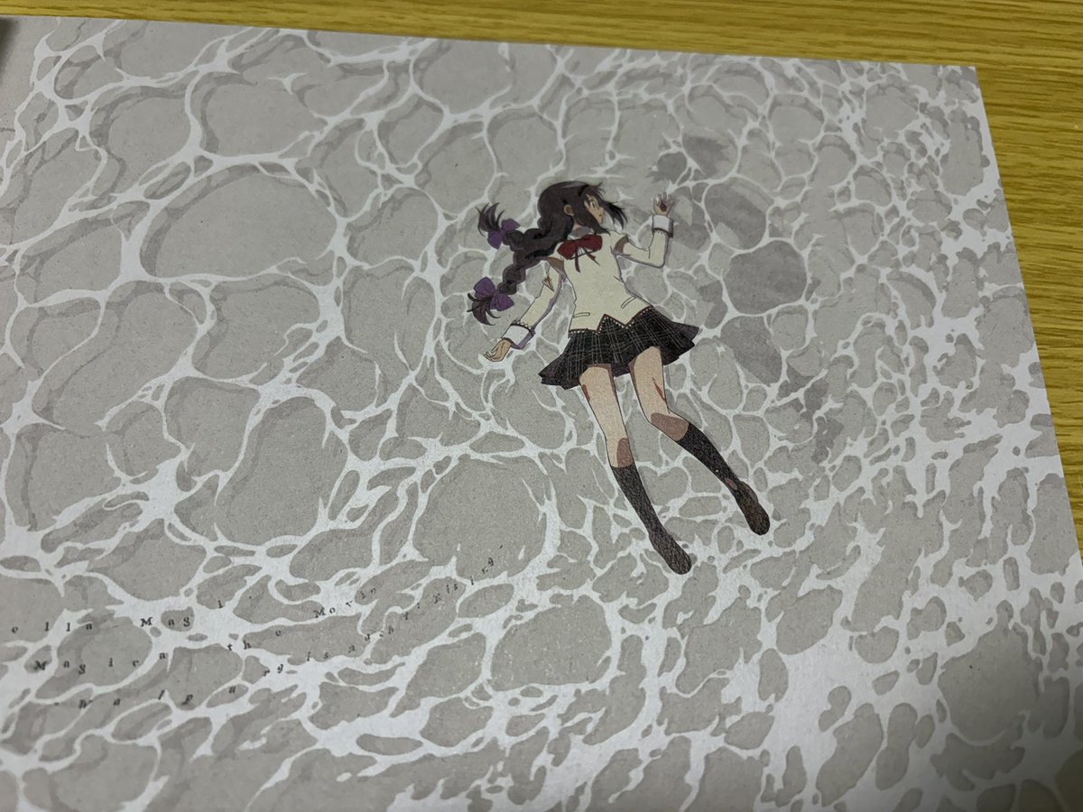 sisukaton's tweet photo. パンフレット買う時、レジの人に特装版と通常があると聞いて違いを聞いたら「カバーがあるか無いかの違いで中は同じです。」て言われたけど、これカバー無いとあるとでは全然違うやん。 https://t.co/sCEnJrLJcn