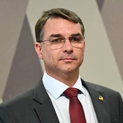 Delateinews's tweet photo. ⚠️AGORA: Flávio Bolsonaro confirma encontro com ministro de El Salvador neste domingo (30) para discutir modelo de segurança de Bukele https://t.co/ZZlRdBkdKH