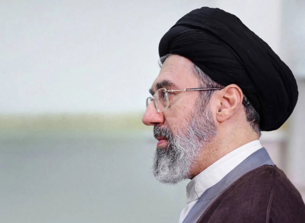 nezammousavi's tweet photo. «ضعف و نقص و کمبود، نیازمند روایت و برجسته‌سازی نیست؛ بلکه نیازمند برنامه‌ریزی و اقدام برای رفع و حل مشکل است.
گاه بیان صادقانه ضعف‌های خود در وقتی که دشمن به روحیه نیاز دارد، کمک بزرگی به او است.»

| بخشی از پیام رهبر انقلاب حضرت آیت الله سید مجتبی خامنه ای به مناسبت هفته دولت| https://t.co/iqXjir9dD5
