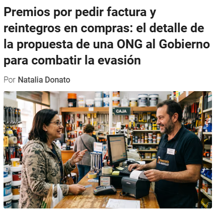 DiPace4's tweet photo. #Factura 
Pedir factura no es 1 capricho fiscal. Es el momento en que el comercio deja de vender 1 producto y pasa a ser recaudador de 3 mostradores a la vez: Nación, provincia y municipio.
📰Detrás del ticket no está “el IVA”. Está el IVA, Ingresos Brutos en cascada, tasas municipales, Ganancias si hay resultado, cargas sobre el empleo formal y el costo de 1 sistema que te audita el blanco y te ignora el negro. El precio con factura no es caro porque el comerciante sea vivo. Es caro porque el Estado se sienta en la caja.
🗳️Por eso el descuento “sin factura” no nace de la viveza: nace del diferencial. Si el cliente se lleva el 21% (y lo que se le pega atrás) y el comercio se ahorra pelear con 1 fisco que no le devuelve velocidad ni previsibilidad, los 2 firman el mismo pacto. El premio al informal no lo inventó el kiosco. Lo inventó la carga.
📋Cuando se cansa, el paso siguiente es lógico: se va del gris al negro. Ahí el premio para el consumidor es total: cero impuesto visible. Y el comercio deja de competir contra el de al lado. Compite contra un Estado que le cobra por existir en regla.
🗞️La ONG propone premios por pedir factura. Está bien el diagnóstico —hay que incentivar el ticket— pero incompleto. Nadie pide factura por un sorteo si la factura le encarece la compra y al comercio le come el margen. El blanco gana cuando sale más barato, o al menos no mucho más caro, que el negro. Si el premio de evadir es 20 o 30 puntos y el premio de facturar es un sticker, el negro le gana al blanco.
🧱Seguir así no es un pronóstico ideológico. Es aritmética: el que factura financia al que no factura, hasta que el que factura cierra o se pasa de vereda.