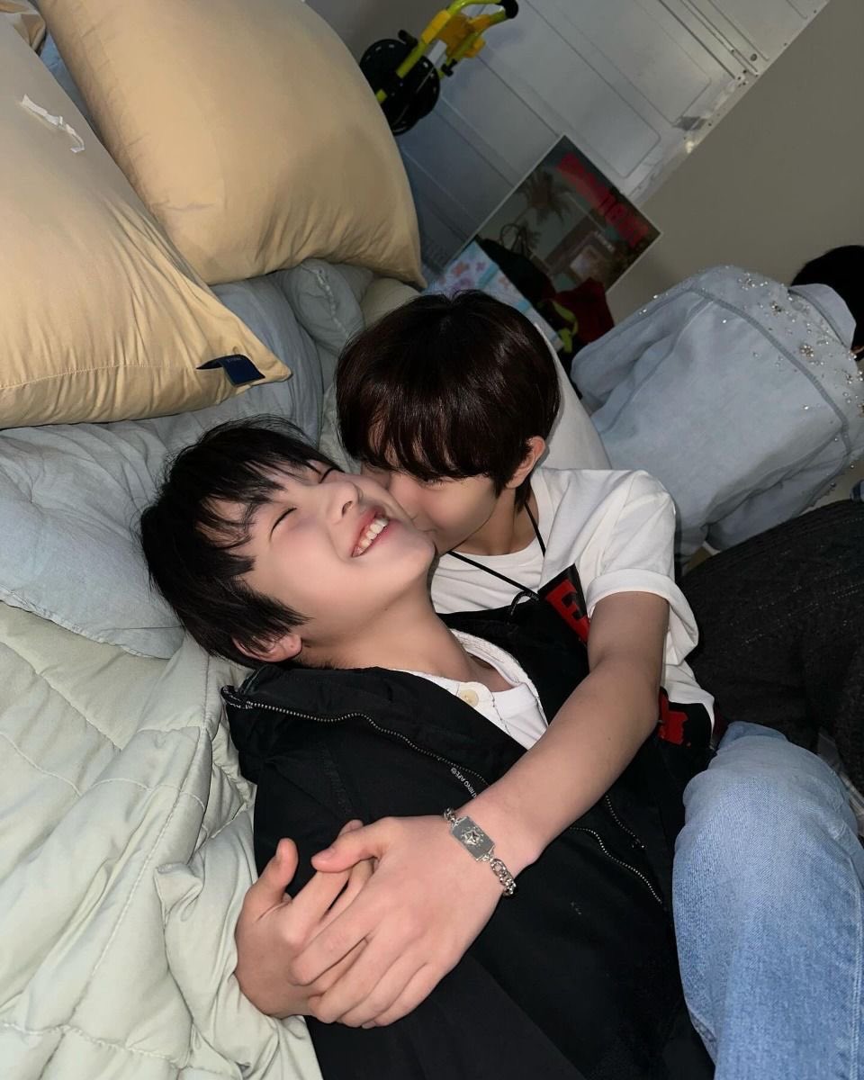 odetosaku's tweet photo. happy 4th anniversary to these two 💞 https://t.co/kRZbW1p8q9