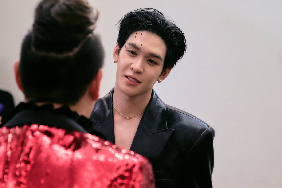 MrFanboySeries's tweet photo. เรื่องย่อ “รักสุดใจนายแฟนบอย Mr. Fanboy Series” EP.1

“ว่าน” แฟนบอยตัวจริงตามซัพพอร์ต “ไนน์ นพณัฐ วงศ์วิบูล” นักแสดงหนุ่มเจ้าของรางวัล Rising Star ทุกช่องทางซึ่งแน่นอนว่าเขาไม่พลาดที่จะมาถ่ายภาพเก็บโมเมนต์เมนในงาน Line Up แต่เกิดเหตุไม่คาดฝัน “ว่าน” จึงเผลอเดินเข้าไปในบริเวณห้องแต่งตัวศิลปินและเจอ “เติร์ด ธฤต จรัสเดชา” นักแสดงพาร์ทเนอร์คู่จิ้นของ “ไนน์” ซึ่งพี่ดาราเข้าใจผิดว่า “ว่าน” คือ ซาแซง!! เขาถูกการ์ดรวบตัวจนต้องงัดทุกวิธีมาใช้เพื่อให้พ้นจากการถูกจับไปโรงพัก

จบเรื่องซาแซงไปไม่กี่วัน “ว่าน” ต้องเจอปัญหาใหญ่เมื่อรู้ว่าครอบครัวมีหนี้ก้อนโต เขาปรึกษา “เจย์” เพื่อนสนิท ซึ่งได้รับคำแนะนำให้ลองไปออดิชั่นโปรเจกต์ THE DEEP BETWEEN US นอกจากจะมีเงินไปใช้หนี้แล้ว ยังมีโอกาสได้ร่วมงานกับ “ไนน์” แต่ “ว่าน” ปฏิเสธเพราะเขาไม่มีประสบการณ์งานแสดง เขาจึงมองหางานพิเศษแบบอื่นจนถูกจ้างไปถ่ายรูปดาราในงานออดิชั่น

บรรยากาศในงานออดิชั่นคึกคักและเนืองแน่นไปด้วยผู้สมัครหน้าใหม่ แต่สองหนุ่มที่โดดเด่นที่สุดน่าจะเป็น “เร็นจิ” เด็ก “พี่วุฒิ” และ “ธาม” เด็กบ้าน “คุณพิชญ์” แต่ออร่าของ “ว่าน” ดันไปสะดุดตา “เฌอ” ผู้ช่วยของพี่วุฒิ “ว่าน”เลยถูกจ้างให้มาเข้าร่วมออดิชั่น

แฟนบอยที่ไม่เคยคิดจะเป็นนักแสดงอย่างเขา จะต้องทำอย่างไร เมื่อโชคชะตากำลังพาเขาเข้าไปใกล้ “ไนน์” เมนสุดรักมากกว่าที่เคยฝันไว้ พร้อมเจอกับ “เติร์ด” คนที่จดจำเขาในฐานะ “ซาแซง”

ติดตามได้ใน “รักสุดใจนายแฟนบอย Mr. Fanboy Series EP.1” วันเสาร์ที่ 29 สิงหาคมนี้

📺 รับชม “รักสุดใจนายแฟนบอย Mr. Fanboy Series” พร้อมกันทุกวันเสาร์เวลา 22.30 น. ทางช่อง one 31

🎥 ดูออนไลน์เวอร์ชัน UNCUT เวลา 23.30 น. บนแอป iQIYI และเว็บ https://t.co/CH45u7lNU0 ที่เดียวเท่านั้น : https://t.co/qRKnxXpKkA

#รักสุดใจนายแฟนบอยSeries
#MrFanboySeries
#MandeeWork