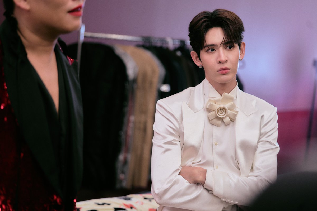 MrFanboySeries's tweet photo. เรื่องย่อ “รักสุดใจนายแฟนบอย Mr. Fanboy Series” EP.1

“ว่าน” แฟนบอยตัวจริงตามซัพพอร์ต “ไนน์ นพณัฐ วงศ์วิบูล” นักแสดงหนุ่มเจ้าของรางวัล Rising Star ทุกช่องทางซึ่งแน่นอนว่าเขาไม่พลาดที่จะมาถ่ายภาพเก็บโมเมนต์เมนในงาน Line Up แต่เกิดเหตุไม่คาดฝัน “ว่าน” จึงเผลอเดินเข้าไปในบริเวณห้องแต่งตัวศิลปินและเจอ “เติร์ด ธฤต จรัสเดชา” นักแสดงพาร์ทเนอร์คู่จิ้นของ “ไนน์” ซึ่งพี่ดาราเข้าใจผิดว่า “ว่าน” คือ ซาแซง!! เขาถูกการ์ดรวบตัวจนต้องงัดทุกวิธีมาใช้เพื่อให้พ้นจากการถูกจับไปโรงพัก

จบเรื่องซาแซงไปไม่กี่วัน “ว่าน” ต้องเจอปัญหาใหญ่เมื่อรู้ว่าครอบครัวมีหนี้ก้อนโต เขาปรึกษา “เจย์” เพื่อนสนิท ซึ่งได้รับคำแนะนำให้ลองไปออดิชั่นโปรเจกต์ THE DEEP BETWEEN US นอกจากจะมีเงินไปใช้หนี้แล้ว ยังมีโอกาสได้ร่วมงานกับ “ไนน์” แต่ “ว่าน” ปฏิเสธเพราะเขาไม่มีประสบการณ์งานแสดง เขาจึงมองหางานพิเศษแบบอื่นจนถูกจ้างไปถ่ายรูปดาราในงานออดิชั่น

บรรยากาศในงานออดิชั่นคึกคักและเนืองแน่นไปด้วยผู้สมัครหน้าใหม่ แต่สองหนุ่มที่โดดเด่นที่สุดน่าจะเป็น “เร็นจิ” เด็ก “พี่วุฒิ” และ “ธาม” เด็กบ้าน “คุณพิชญ์” แต่ออร่าของ “ว่าน” ดันไปสะดุดตา “เฌอ” ผู้ช่วยของพี่วุฒิ “ว่าน”เลยถูกจ้างให้มาเข้าร่วมออดิชั่น

แฟนบอยที่ไม่เคยคิดจะเป็นนักแสดงอย่างเขา จะต้องทำอย่างไร เมื่อโชคชะตากำลังพาเขาเข้าไปใกล้ “ไนน์” เมนสุดรักมากกว่าที่เคยฝันไว้ พร้อมเจอกับ “เติร์ด” คนที่จดจำเขาในฐานะ “ซาแซง”

ติดตามได้ใน “รักสุดใจนายแฟนบอย Mr. Fanboy Series EP.1” วันเสาร์ที่ 29 สิงหาคมนี้

📺 รับชม “รักสุดใจนายแฟนบอย Mr. Fanboy Series” พร้อมกันทุกวันเสาร์เวลา 22.30 น. ทางช่อง one 31

🎥 ดูออนไลน์เวอร์ชัน UNCUT เวลา 23.30 น. บนแอป iQIYI และเว็บ https://t.co/CH45u7lNU0 ที่เดียวเท่านั้น : https://t.co/qRKnxXpKkA

#รักสุดใจนายแฟนบอยSeries
#MrFanboySeries
#MandeeWork