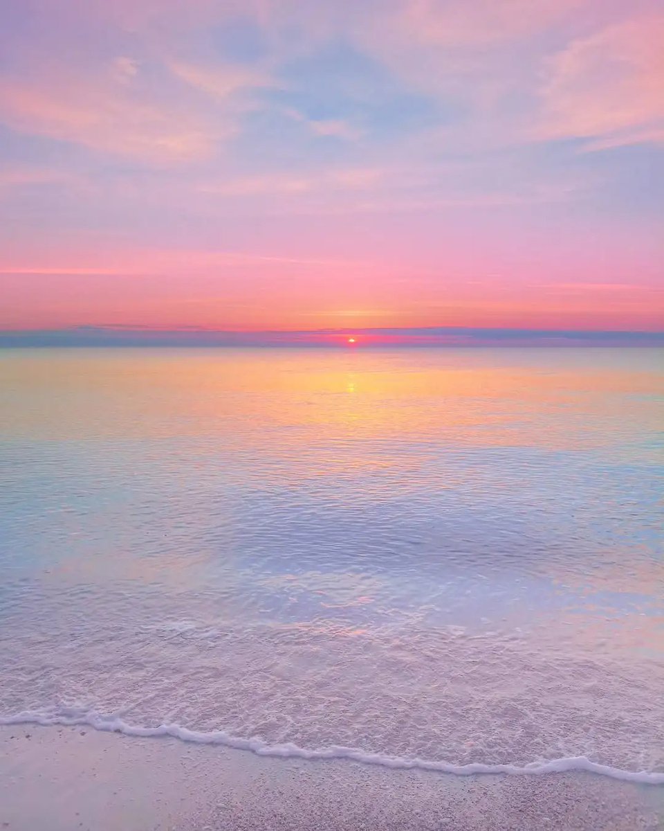 donny89611636's tweet photo. Just spent 2 mins watching the sunset turn pink , now my little low mood feels like it’s fading slow. https://t.co/d10mN2tZ5X