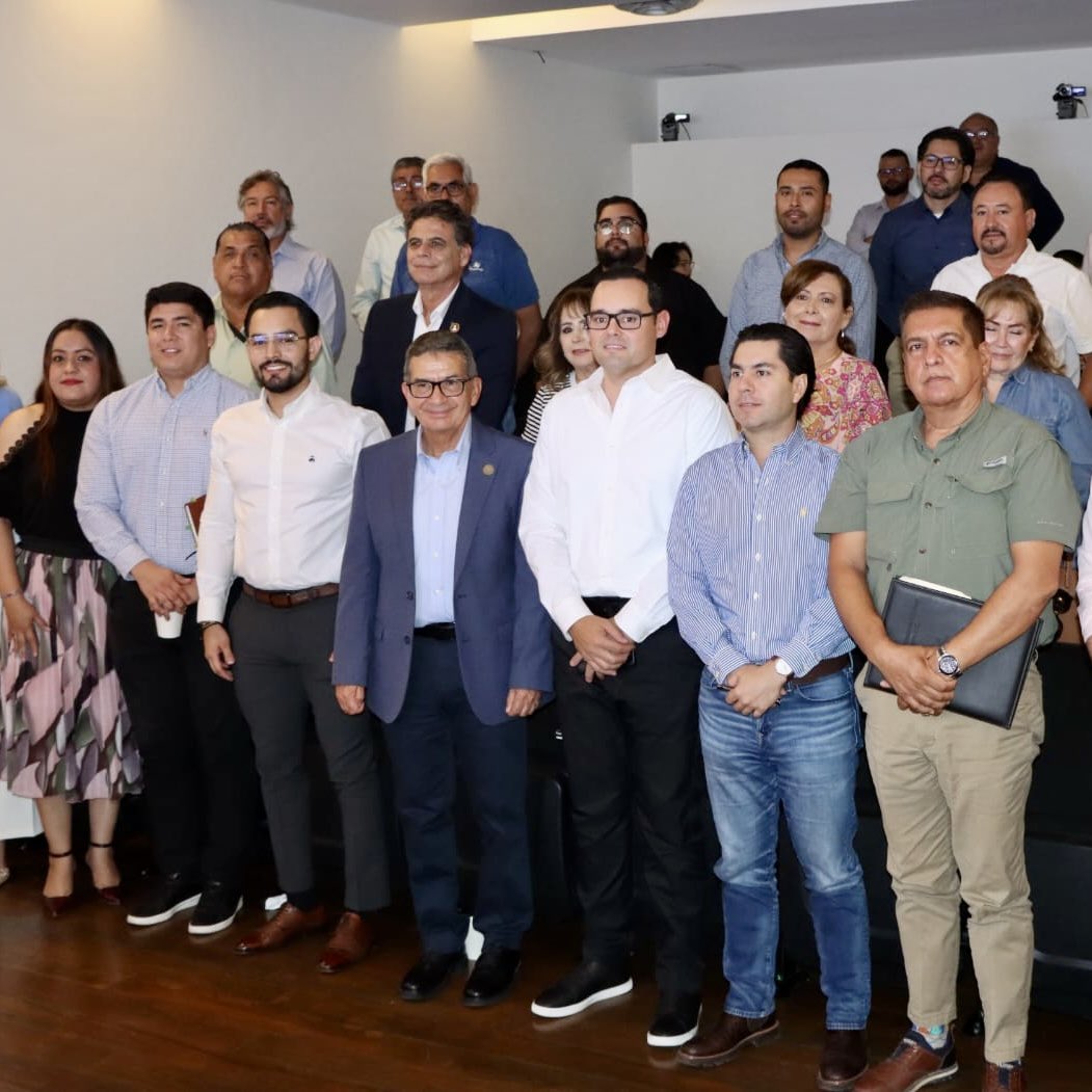 hmocomovamos's tweet photo. 🏛️ Fortalecer a quienes representan a la ciudadanía es clave
Participamos en el Parlamento Abierto sobre la reforma a la Ley de Gobierno y Administración Municipal, para reforzar el papel de regidores como contrapeso.
Gracias al Dip. @BarrazaAlmazan por la invitación.
#RedHCV https://t.co/OZZ3DIYQXe